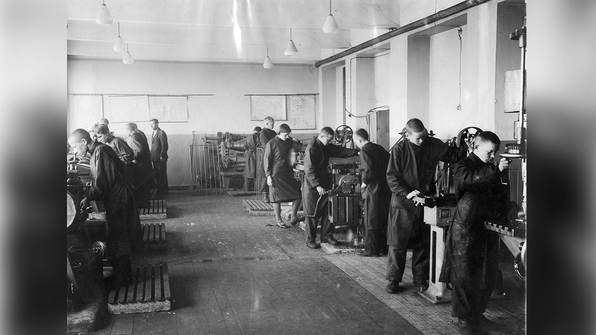 Учащиеся группы токарей мастера Горбунова ремесленного училища № 9 трудятся над выполнением военного заказа. г. Молотов. 1942 г. Фото: ПермГАСПИ 