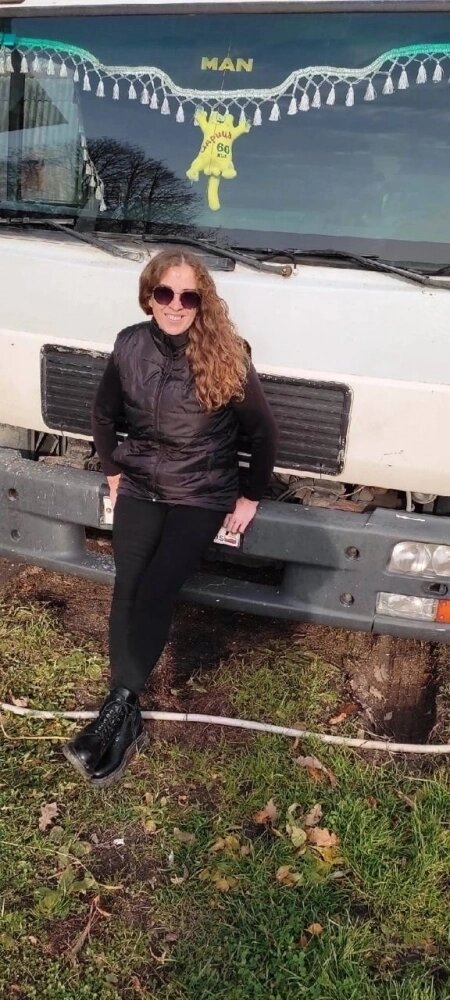    Галина - водитель со стажем, между поездками на передовую еще и работает. Фото: предоставлено газетой «Призыв».