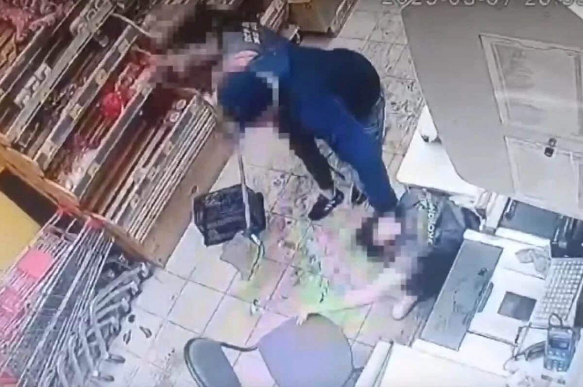    В магазине омич с «розочкой» напал на кассира