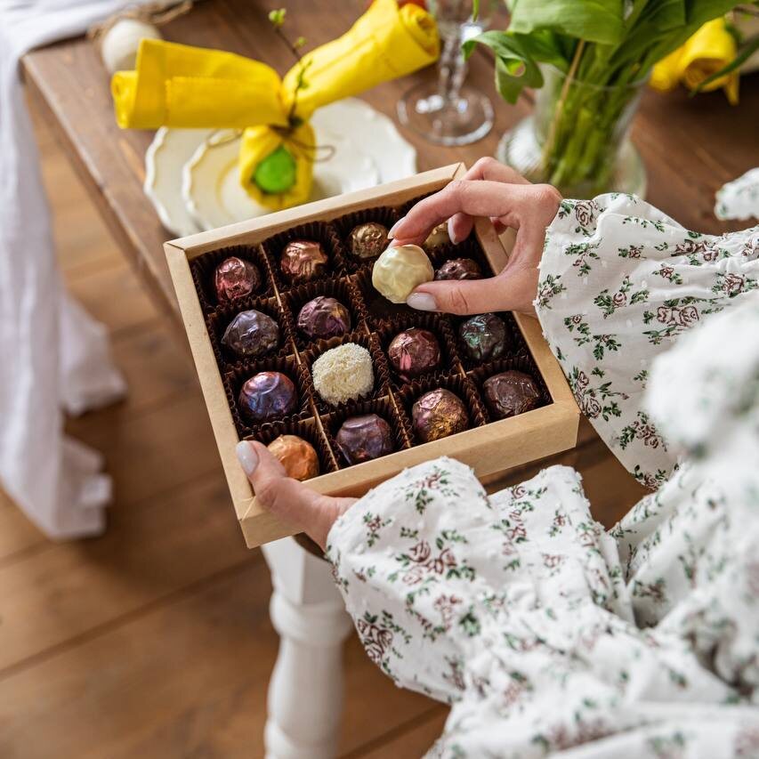 Как поздравить клиентов 19 марта? Что подарить? Чем удивить?