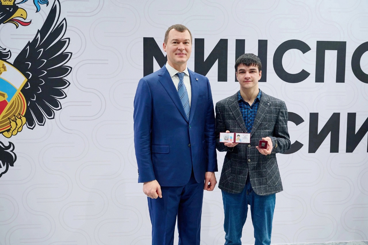 Министр спорта РФ Михаил Дегтярёв и теннисист Серафим Орлов во время награждения