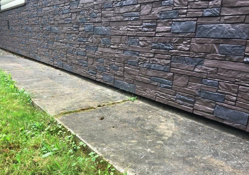 Поверхностные трещины и небольшие сколы на отмостке