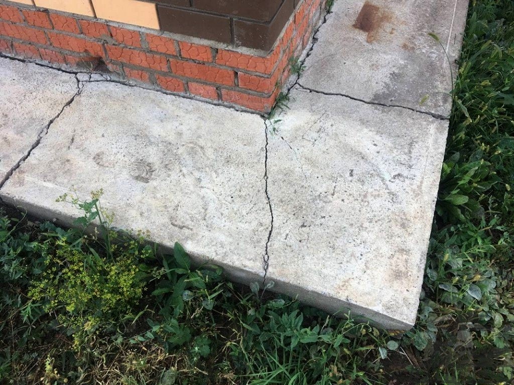 Щели и глубокие трещины на отмостке
