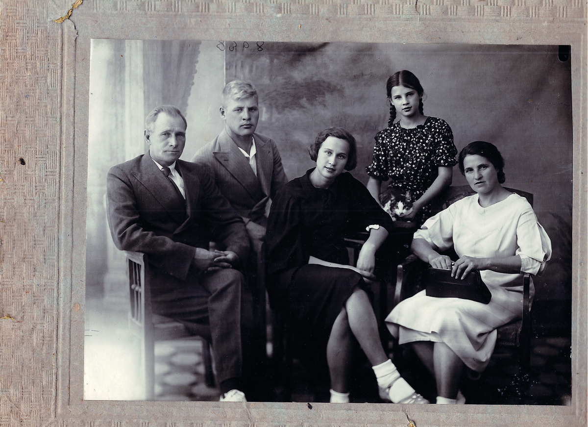 Семья Фадеевых
Иван Васильевич, Вадим, Руфина, Юля, Варвара Фёдоровна
Куйбышев, 1938 год