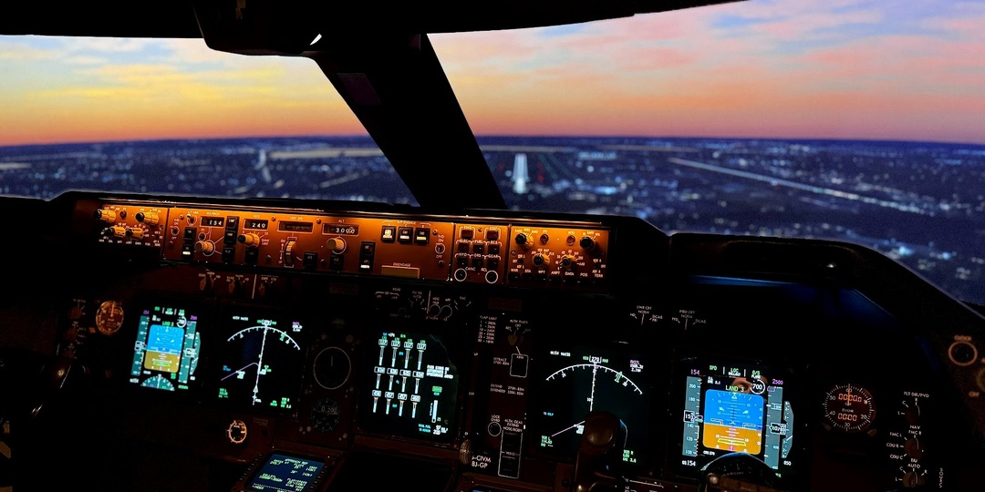Полностью иммерсивный тренажер полета на Boeing 747-400 с проекторами BenQ