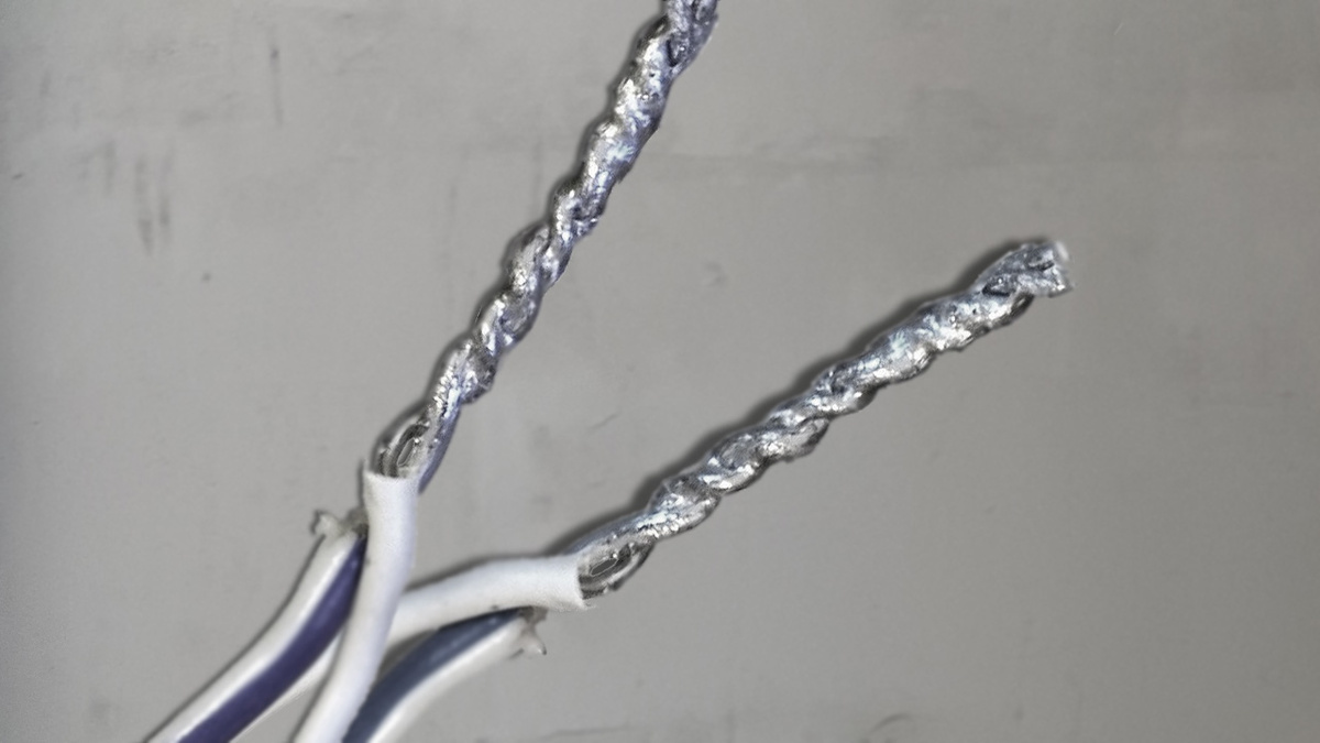 Скрутка проводов с пайкой считается удобным и надёжным способом соединения проводов.