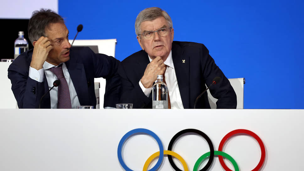 Президент МОК Томас Бах (в центре) и генеральный директор и член исполнительного совета МОК Кристоф Де Кеппер.📷Фото: Louisa Gouliamaki / Reuters