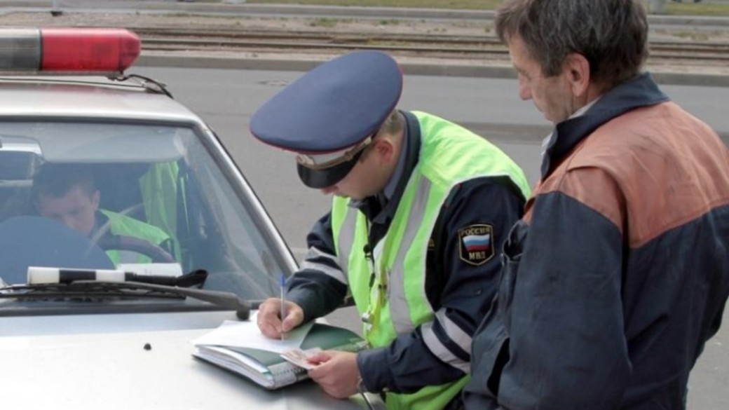 Стоимость полиса ОСАГО — это не фиксированная сумма, а результат сложных расчётов, которые учитывают множество факторов. Одним из таких факторов является наличие штрафов за нарушение правил дорожного движения (ПДД).Многие мои клиенты постоянно интересуются при оформлении ОСАГО почему у меня такая цена?

В 2024 году в России произошли существенные изменения в правилах расчёта стоимости страховки, направленные на повышение ответственности водителей. В этой статье мы подробно разберём, как штрафы влияют на цену ОСАГО, какие изменения были внесены в законодательство и как водители могут уменьшить свои расходы на страховку?