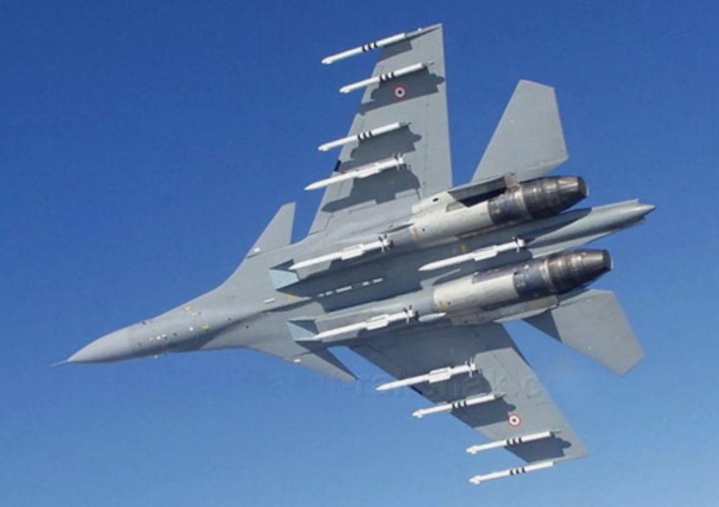 Cу-30МКИ с 5 ракетами (в центре) РВВ-СД (Р-77Э). Фото ВВС Индии