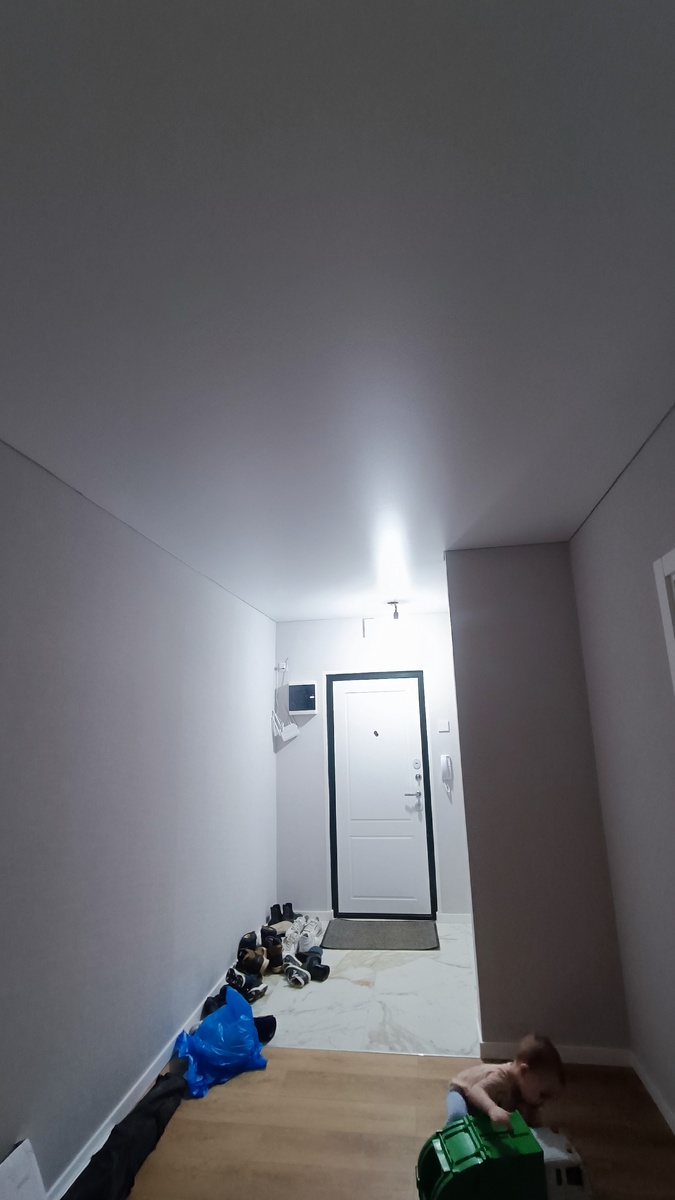 Потолки, холл, полы не белые хоть