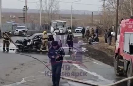     В Красноярске два человека пострадали в ДТП с горящей машиной