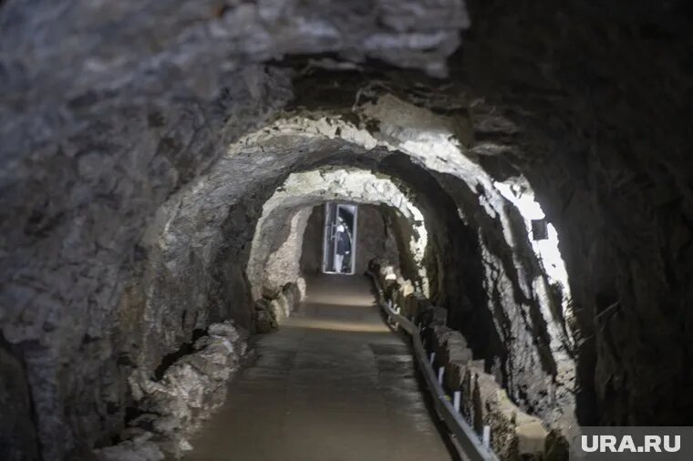 Профиль штольни ледника из аркообразного преобразовался в П-образный, что угрожает обрушением (архивное фото). Фото: Сергей Русанов © URA.RU