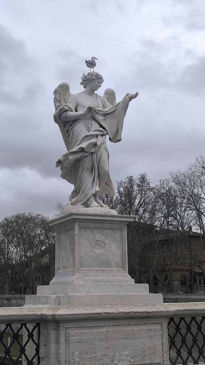 Статуи ангелов на мосту перед замком Св. Ангела