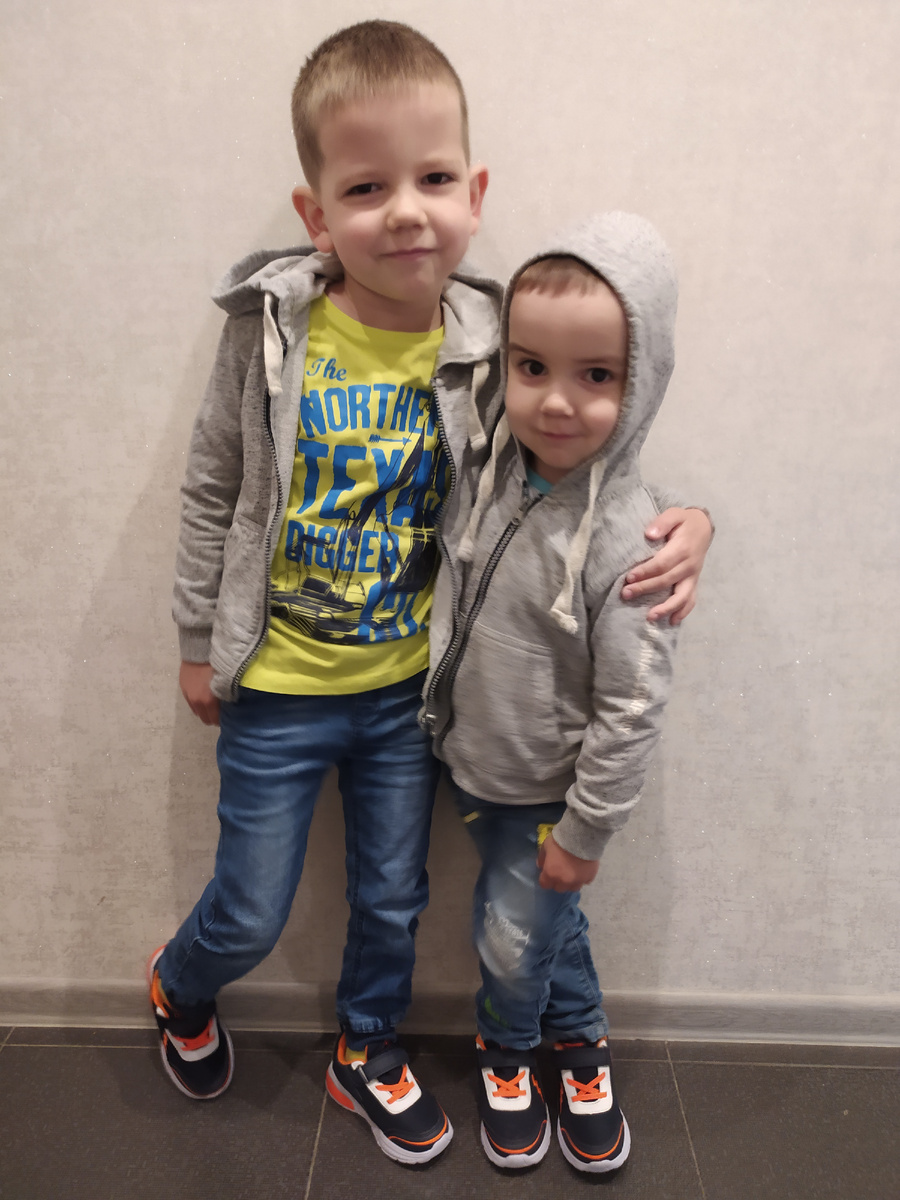 Миша и его старший брателло - Костя (3,5 и 5,5 лет).