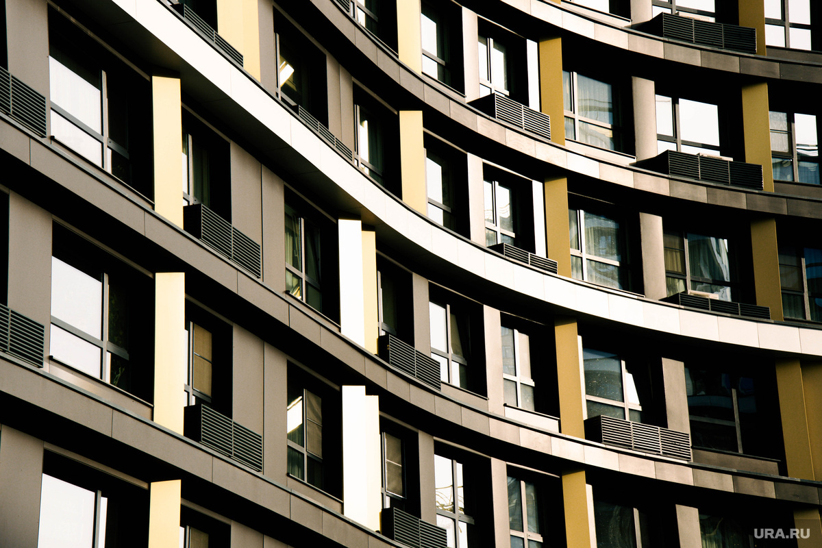 Чтобы позволить себе «двушку» в ипотеку, нужно получать в месяц более полумиллиона рублей. Фото: Анастасия Соргина © URA.RU