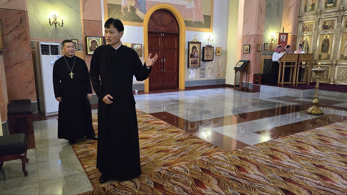 Дьякон рассказывает историю храма