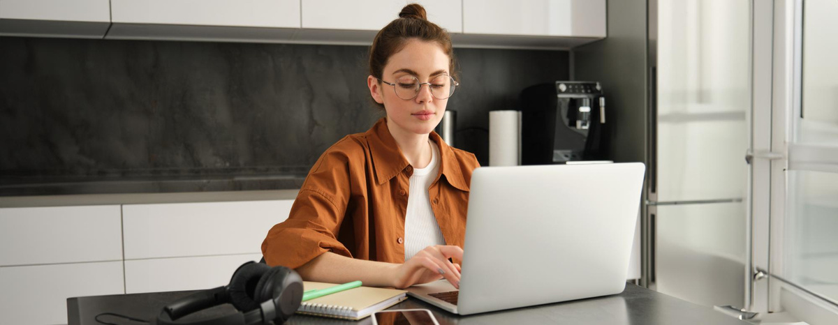  Онлайн-образование открывает широкие возможности для смены профессии, даже если у вас нет опыта в новой сфере. В этой статье мы расскажем, как правильно выбрать курс, эффективно обучаться и повысить свои шансы на успешный карьерный переход. 