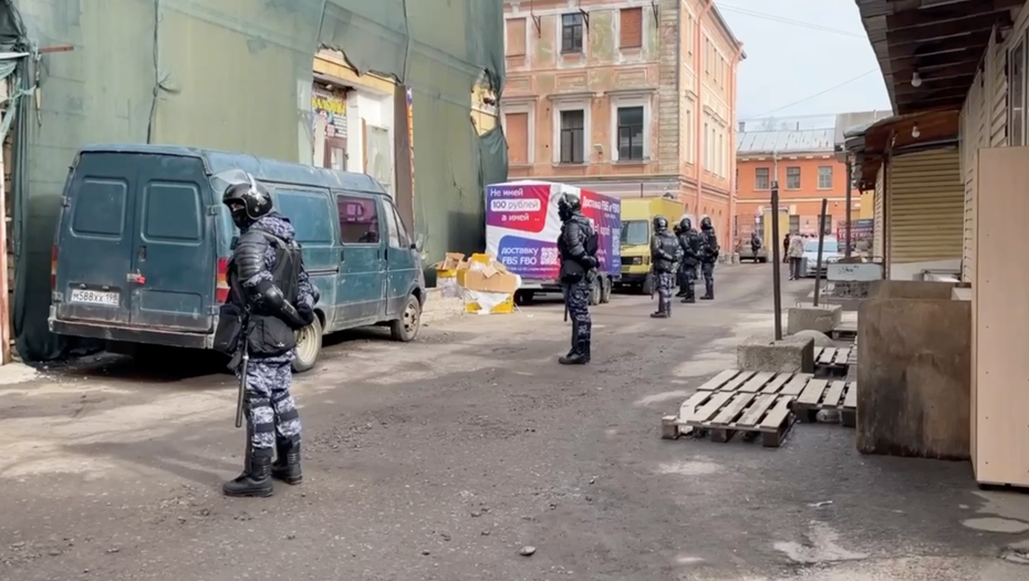    Рейд Росгвардии на Апраксином дворе в Петербурге 20 марта Автор фото: Скриншот видео t.me/rosgvardszo/9171