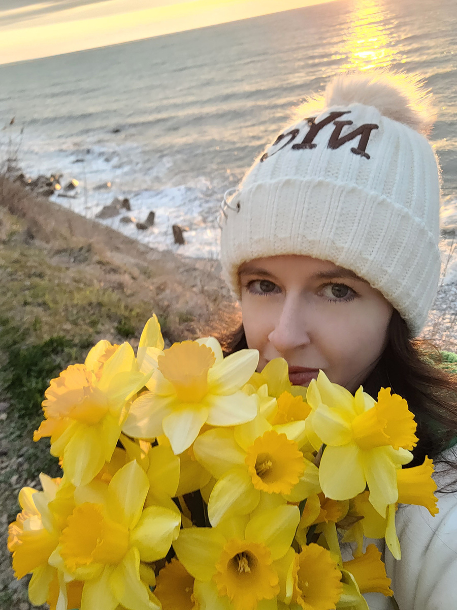 Я с букетом лесных нарциссов