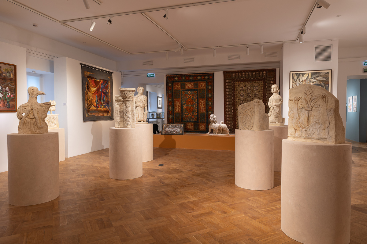 Выставка "Орнаменты. Вчера и сегодня". Работы из серии "Светлый шамот" учеников мастерской Валентины Кузнецовой