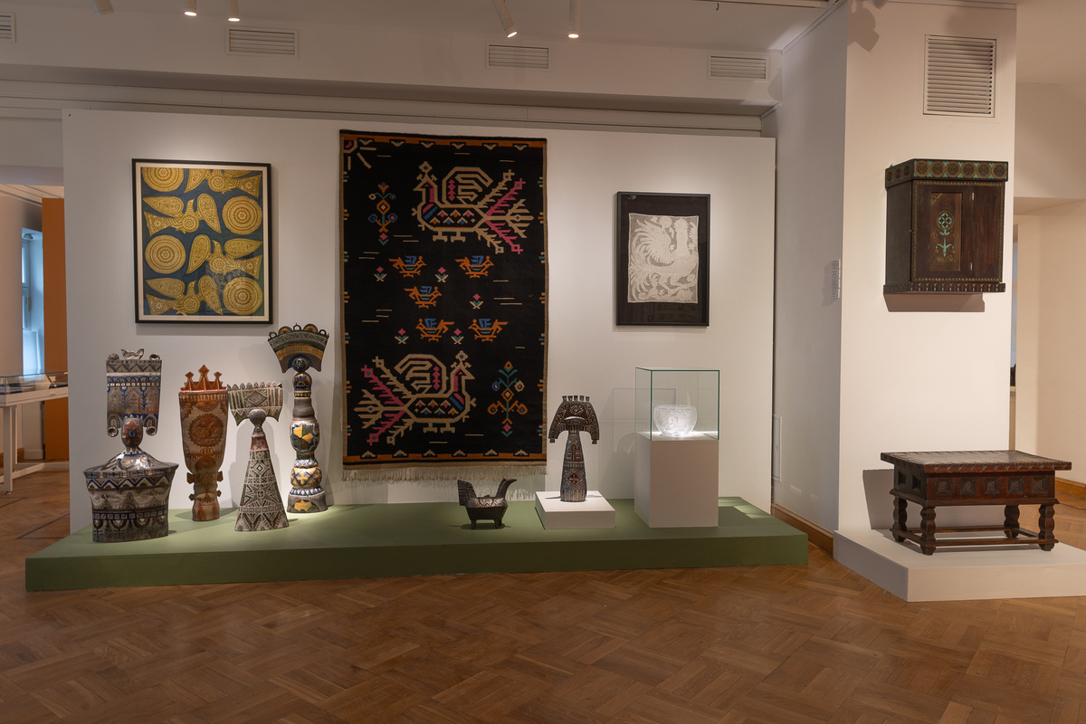 Выставка "Орнаменты. Вчера и сегодня". Предметы из фондов Всероссийского музея декоративного искусства; керамика: Александра Створа