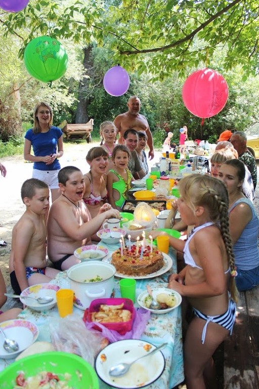 Племяшка Танюшка именинница. Празднуем на речке. 2013 год.
