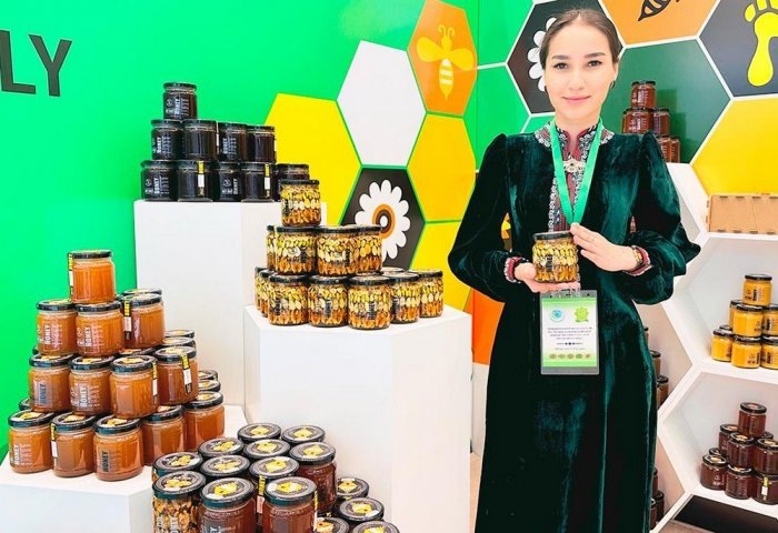 Стенд Köýtendagly на выставке, посвященной 17-й годовщине Союза промышленников и предпринимателей, 17–19 марта 2025 года, Ашхабад, Туркменистан (Фото: TDH)