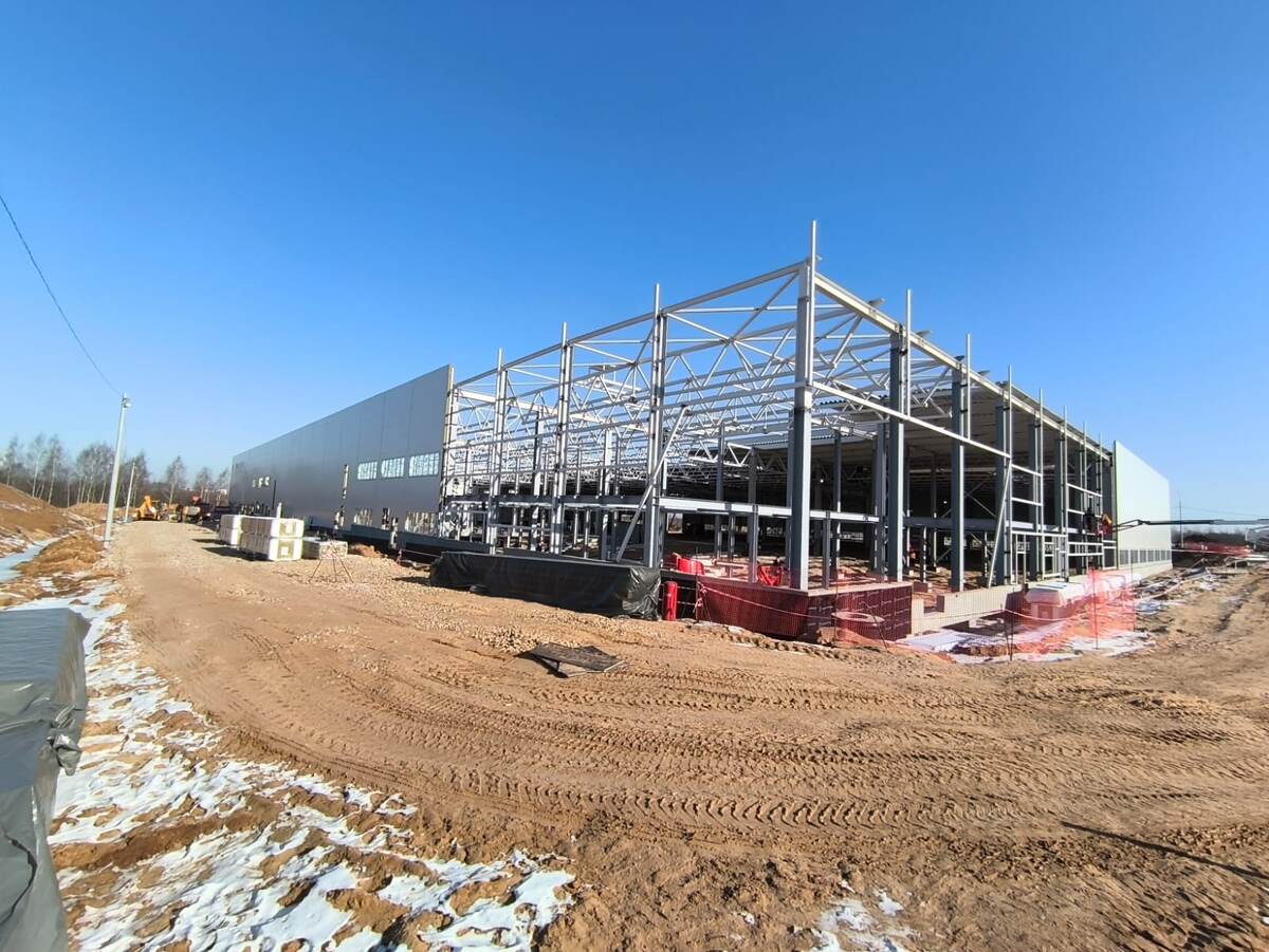 Строительство здания склада из металлоконструкций и сендвич-панелей.