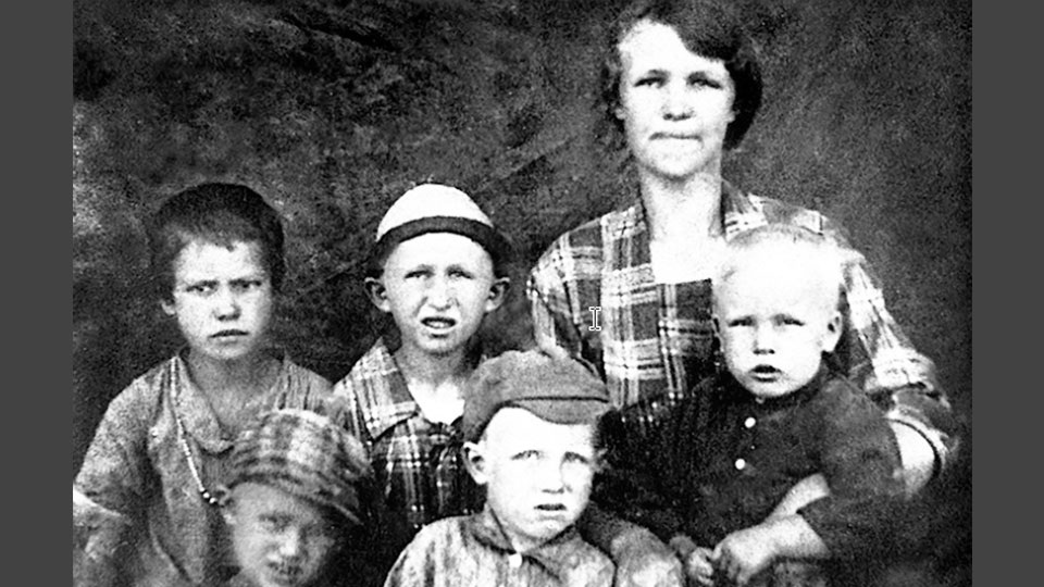 Кеша Смоктуновский (в нижнем ряду по центру) с мамой и братьями