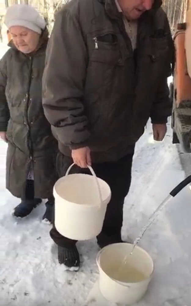 За привозной водой по талонам в поселке Тайгинка люди выстраиваются в очередь. Фото: Из личного архивa
