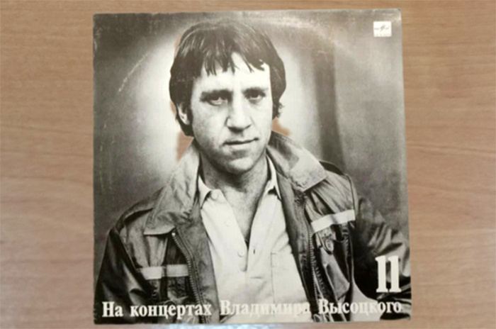 Вот такую пластинку с трудом удалось приобрести Юрию Леонидовичу Сидорову в советское время. Тогда это было счастьем! Она бережно хранится у него до сих пор. Фото: Виолетта Гавриленко.