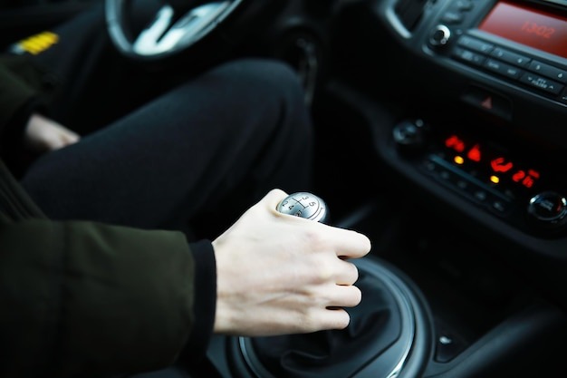 Фото заимствовано - https://ru.freepik.com/premium-photo/hand-car-gear-knob-driver-switches-speed-car-hand-gear-lever_23114508.htm