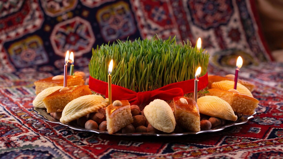    Проросшая пшеница, перевязанная красной лентой, — непременный атрибут Навруза. Фото: Chinara Guliyeva / Shutterstock / Fotodom