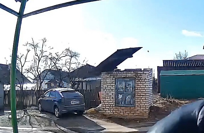    Из-за инцидента никто не пострадал, а повреждения получила лишь припаркованная рядом машина