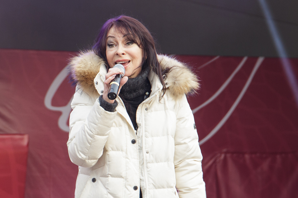 Дал о себе знать роковой пожар, в котором певица сильно пострадала. Фото: Анастасия Яковлева © URA.RU