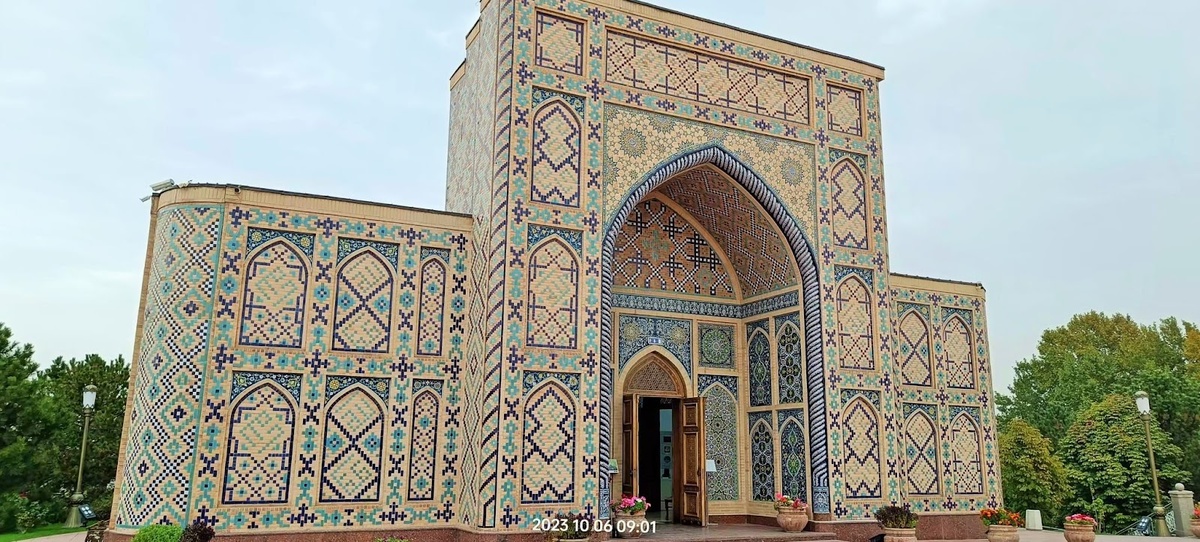 Здание музея Улугбека, которое находится напротив обсерватории. Фото автора