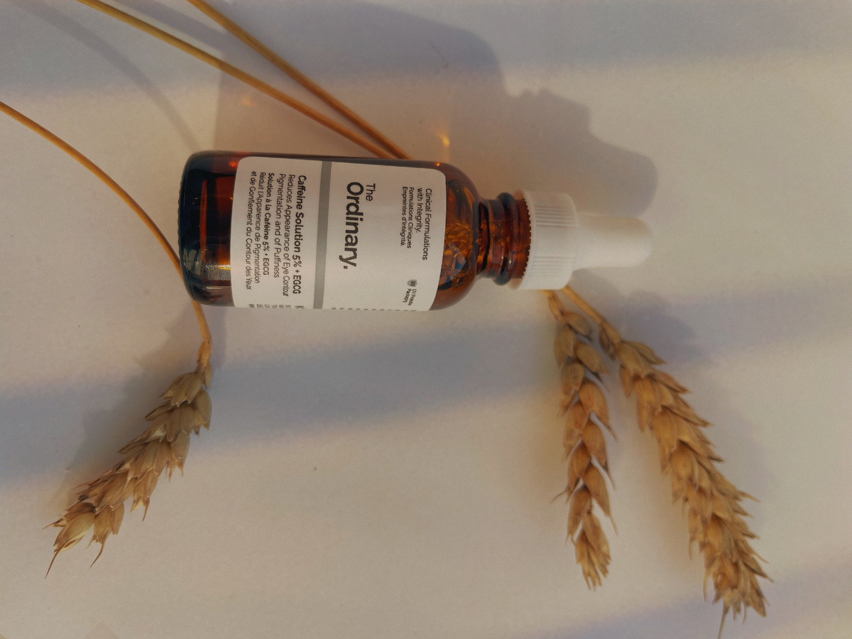 Тёмные круги под глазами – это проблема, с которой сталкиваются многие. Недосып, стресс, возрастные изменения или генетика – всё это может привести к тому, что кожа вокруг глаз выглядит усталой и тусклой. Но, косметология не стоит на месте, и одна из самых эффективных разработок – сыворотка от тёмных кругов. Давайте разберёмся, как она работает, на что обращать внимание при выборе и какие компоненты действительно помогают!