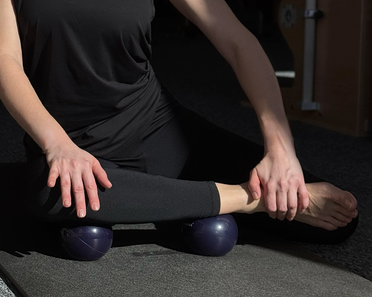 Работа с мячами Yamuna служит отличным дополнением к тренировкам по пилатесу на большом оборудовании. Студия Pilates RCC.