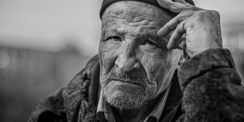    Бездомный мужчина в ожидании приёма врача в Мобильной клинике.Виталий Курдеко