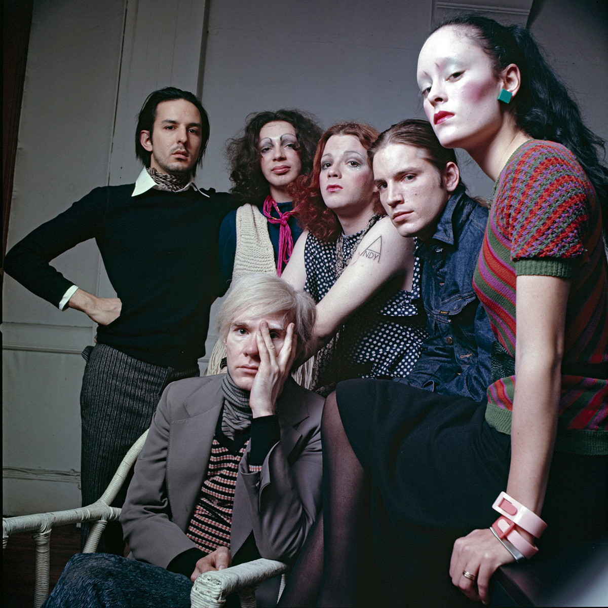    Энди Уорхол на «Фабрике» вместе с своими «суперзвездами»: Джейн Форт, Джеки Кертис, Джо Даллесандро, Холли Вудлон и Фредом Хьюзом