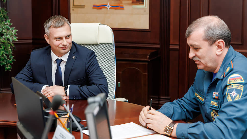 На фото слева руководитель «РМК Поиск» Денис Рыжов, справа начальник ГУ МЧС России по Свердловской области генерал-лейтенант внутренней службы Виктор Теряев.📷Фото: Алексей Варзегов