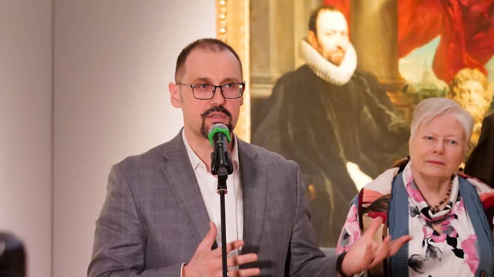 Директор Екатеринбургского музея изобразительных искусств Никита Корытин и заведующая сектором декоративно-прикладного искусства Отдела западноевропейского прикладного искусства Государственного Эрмитажа, кандидат искусствоведения Татьяна Косоурова на открытии выставки.📷Фото: Евгения Яблонская / Коммерсантъ