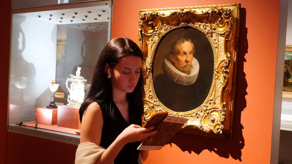 В составе экспозиции 100 произведений из коллекции Государственного Эрмитажа: живопись, графика, скульптура, глиптика, образцы шпалерного ткачества, тисненые кожи, художественное серебро, резная кость.📷Фото: Евгения Яблонская / Коммерсантъ