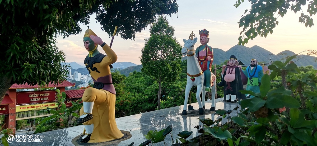 Вот такая четверка с белым конем вас встречает на горе в буддийском храме Chùa Đa Bảo в Нячанге