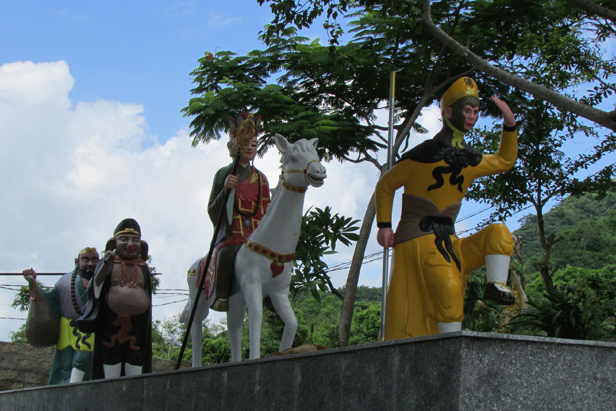 Все таже четверка с белым конем в Chùa Đa Bảo, но фото 2018 года
