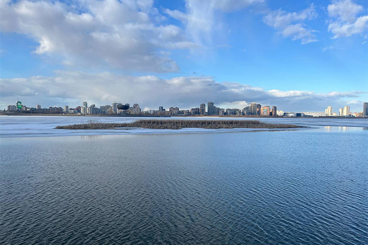    В районе Кремлевской дамбы из реки Казанки выглядывают два заметных «островка», а у набережной видно уже освободившийся от воды песчаный берег.   
Фото: Игорь Озеров