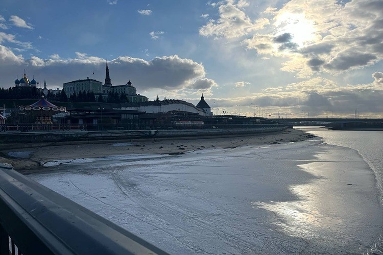    «В период зимы происходит понижение уровня водохранилища. Для чего это делается? Чтобы в период весеннего половодья, когда на водосборе водохранилища (а он огромен) начинается процесс таяния снега, водохранилище как раз заполнить до проектной отметки».   
Фото: Игорь Озеров