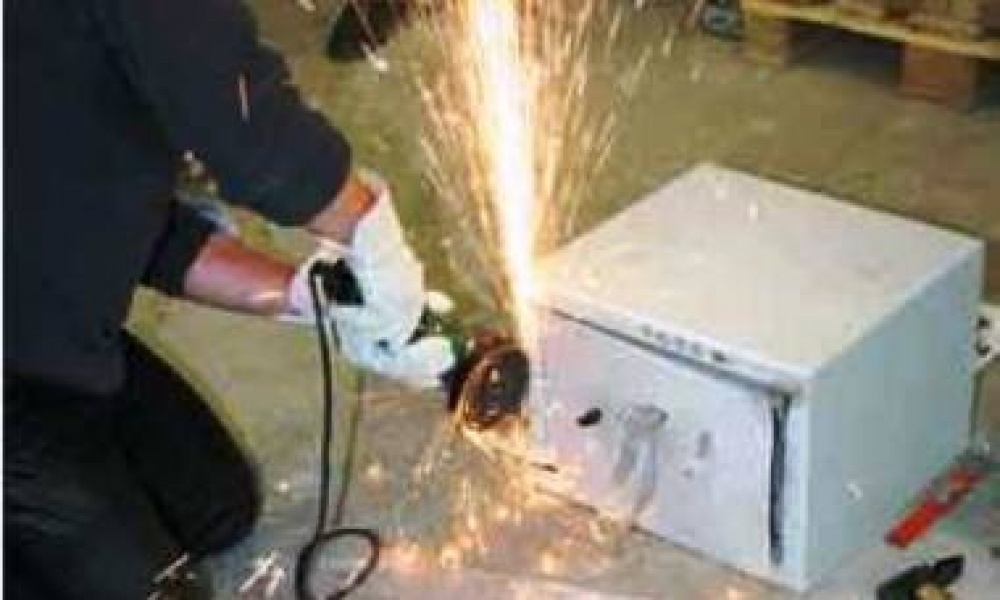 Для простого металлического шкафчика и "болгарка" не нужна – фото из открытых источников