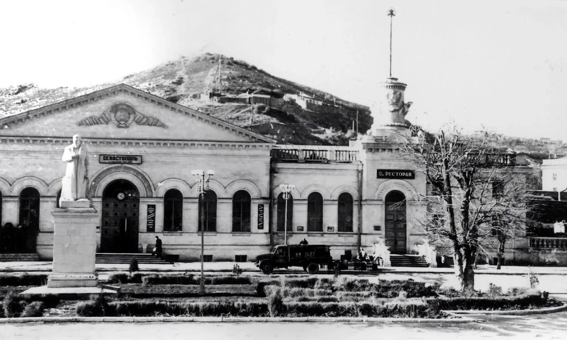 площадь у вокзала, 1950-е