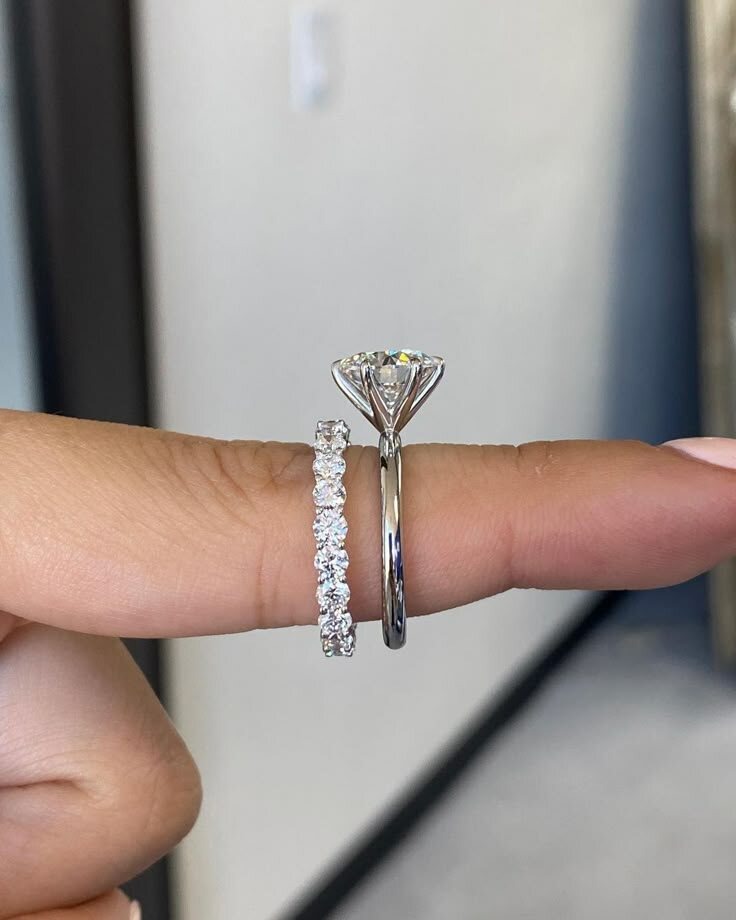 Обручальное кольцо из круглых бриллиантов будет идеально прилегать к помолвочному. На высоту посадки сильно влияет глубина огранки камня и (!) дизайн обручального кольца